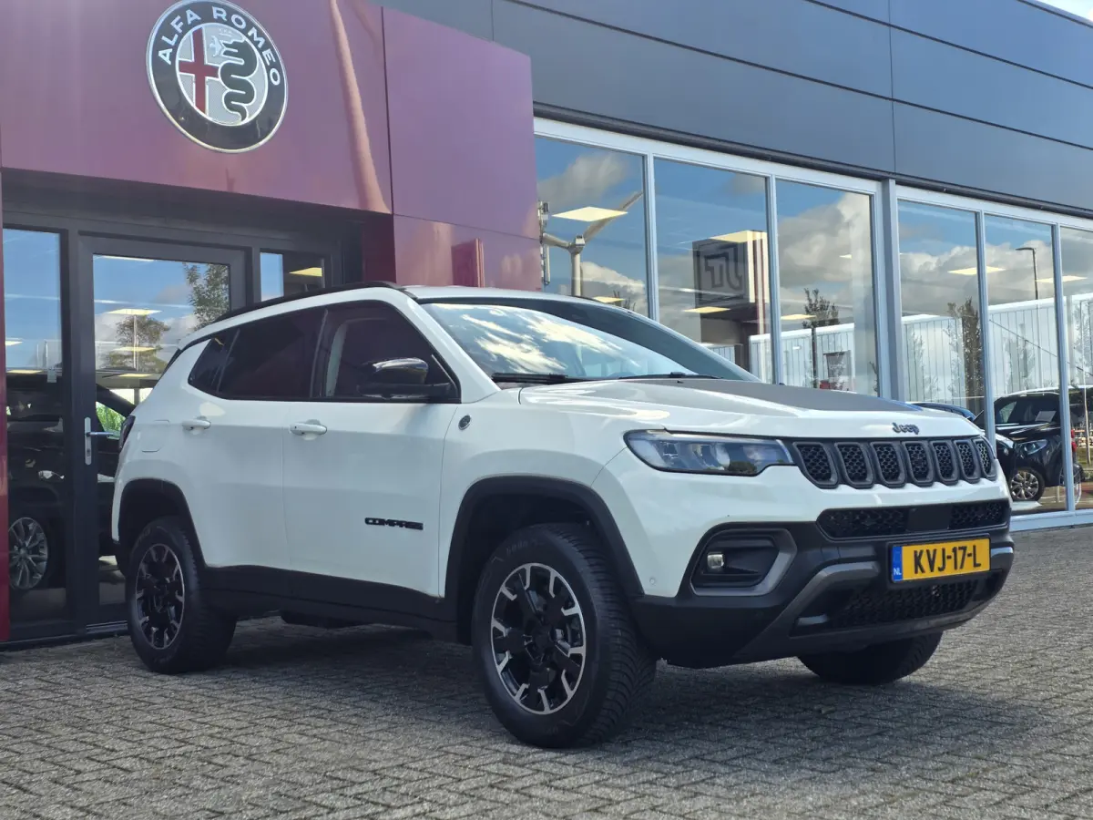 4xe 240 Plug-in Hybrid Trailhawk | Trekhaak 1250KG | Alpine Audio | Winterpakket