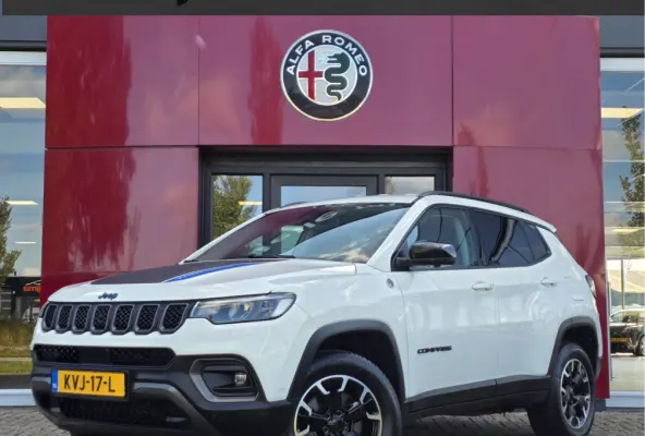 4xe 240 Plug-in Hybrid Trailhawk | Trekhaak 1250KG | Alpine Audio | Winterpakket