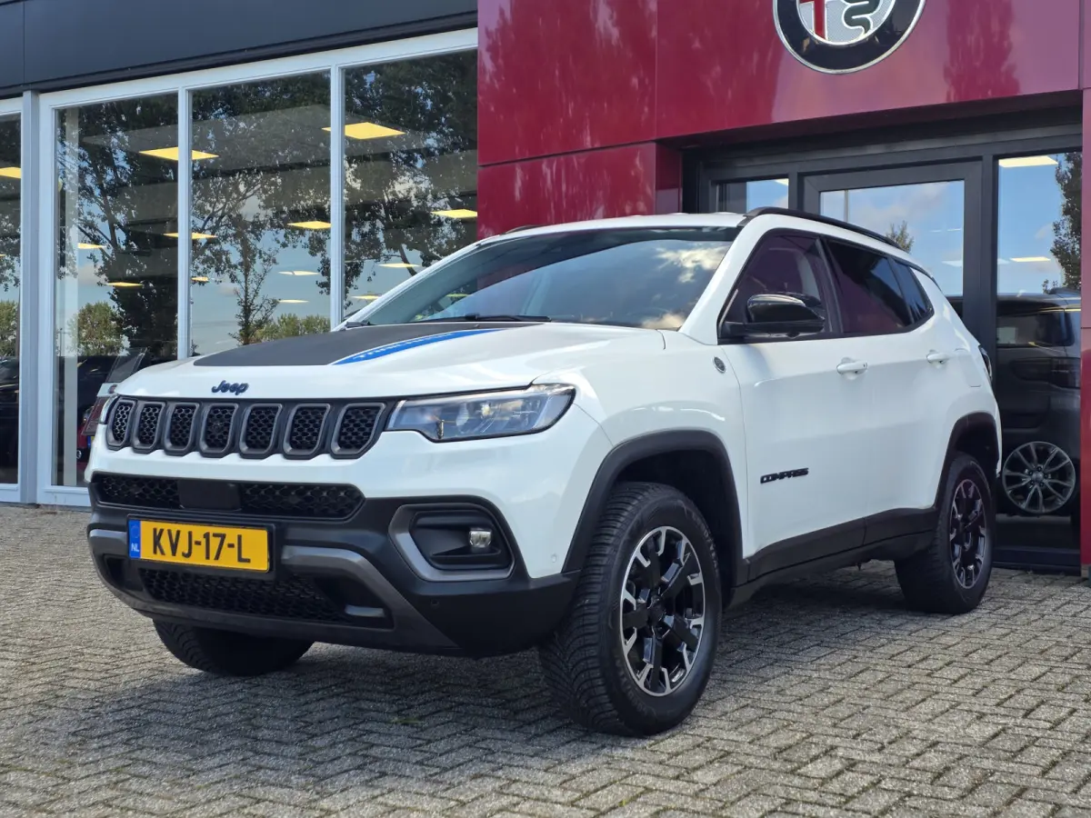 4xe 240 Plug-in Hybrid Trailhawk | Trekhaak 1250KG | Alpine Audio | Winterpakket