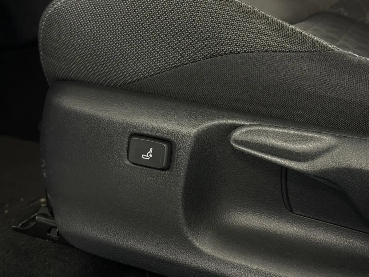 2.0 Hybrid Dynamic | Winterpakket | Camera | PDC | Carplay | All-Season | LED ( Vestiging - Vianen)