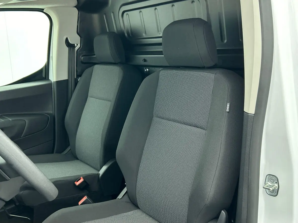 EV L2 50 kWh 136pk | Accu 97% | Navigatie via draadloos Carplay | Camera | Airco | Cruise Control | Parkeersensoren | Automatisch dimlicht | Laadruimte betimmering | Schuifdeur |