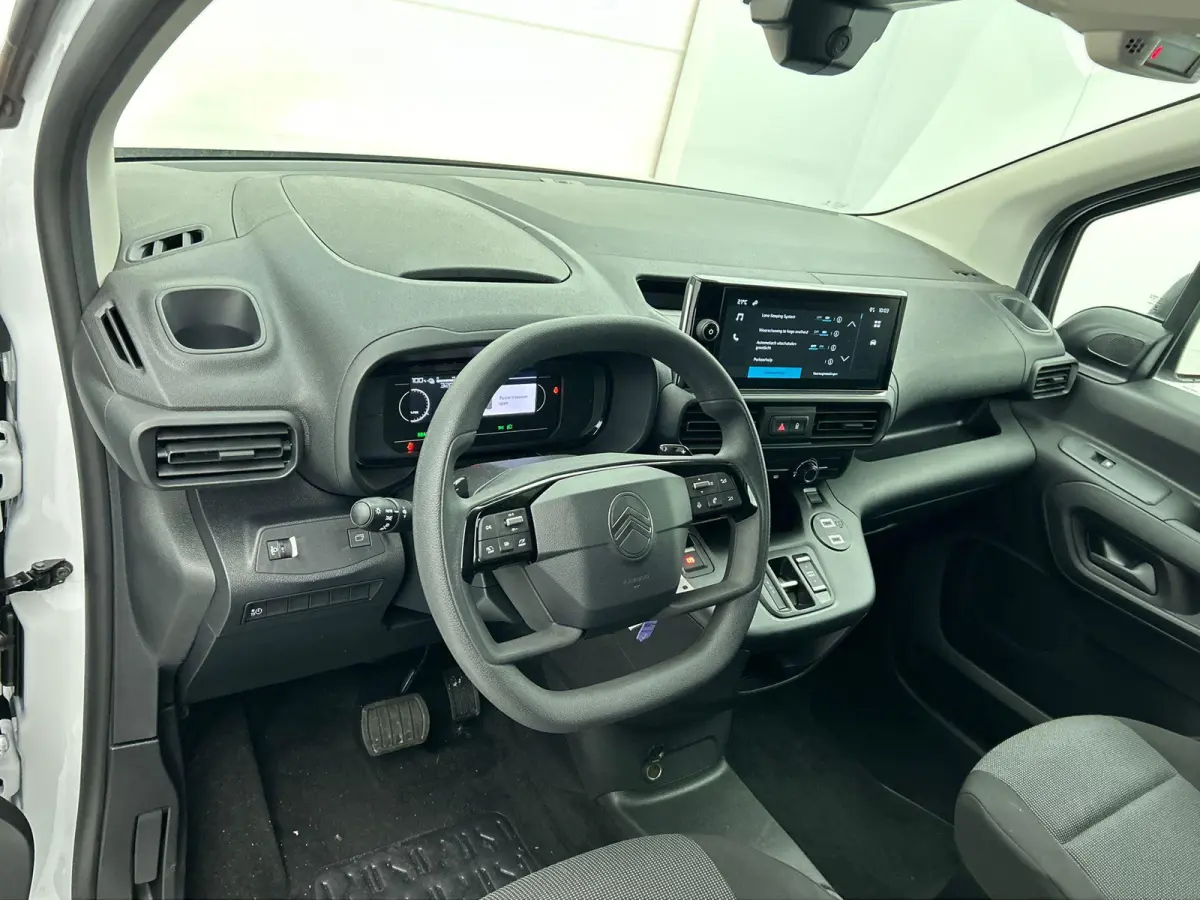 EV L2 50 kWh 136pk | Accu 97% | Navigatie via draadloos Carplay | Camera | Airco | Cruise Control | Parkeersensoren | Automatisch dimlicht | Laadruimte betimmering | Schuifdeur |