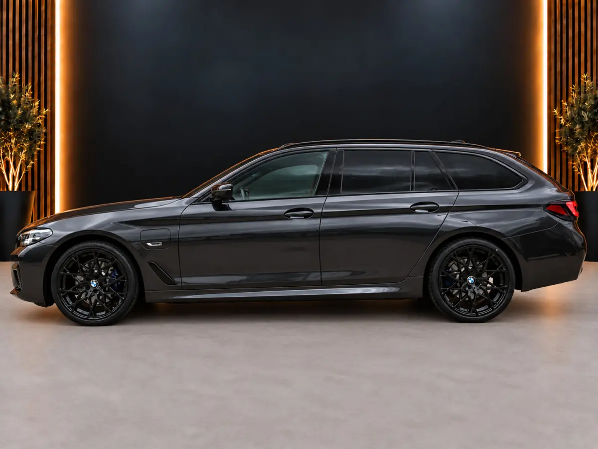 530e xDrive M-Sport | Pano | 20'' | LED | Leder | Memory | PDC | Cruise | Stoelverwarming | Carplay | Ambient | Trekhaak | Harmon Kardon | Android Auto | Keyless Start
