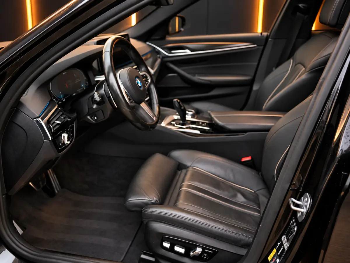 530e xDrive M-Sport | Pano | 20'' | LED | Leder | Memory | PDC | Cruise | Stoelverwarming | Carplay | Ambient | Trekhaak | Harmon Kardon | Android Auto | Keyless Start
