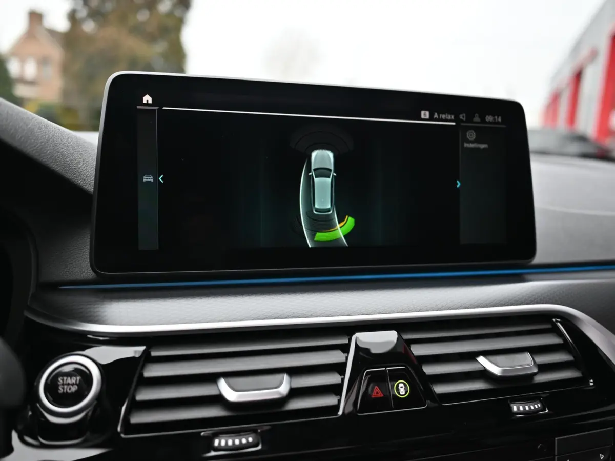 530e xDrive M-Sport | Pano | 20'' | LED | Leder | Memory | PDC | Cruise | Stoelverwarming | Carplay | Ambient | Trekhaak | Harmon Kardon | Android Auto | Keyless Start
