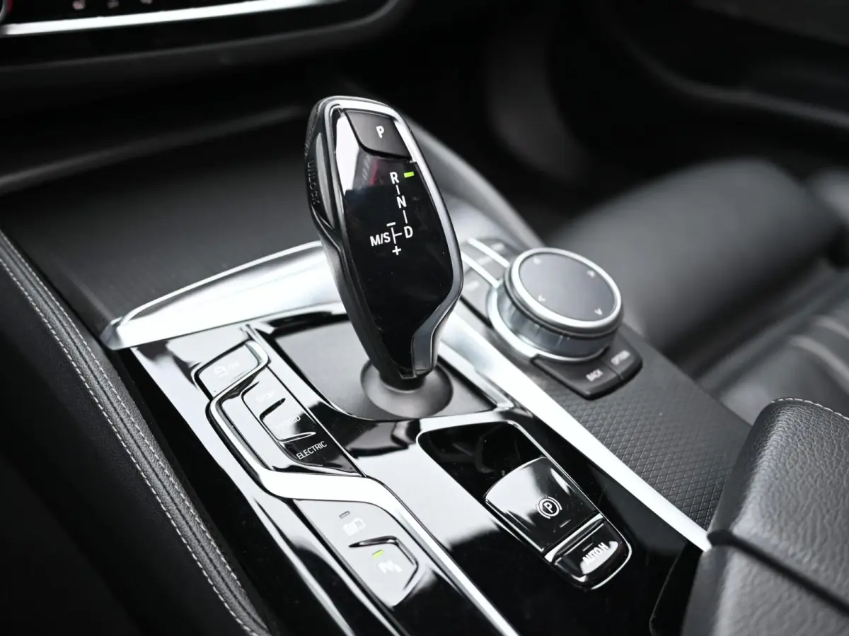 530e xDrive M-Sport | Pano | 20'' | LED | Leder | Memory | PDC | Cruise | Stoelverwarming | Carplay | Ambient | Trekhaak | Harmon Kardon | Android Auto | Keyless Start
