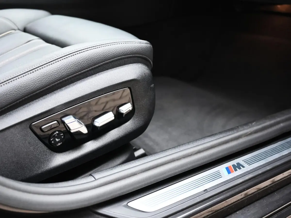 530e xDrive M-Sport | Pano | 20'' | LED | Leder | Memory | PDC | Cruise | Stoelverwarming | Carplay | Ambient | Trekhaak | Harmon Kardon | Android Auto | Keyless Start