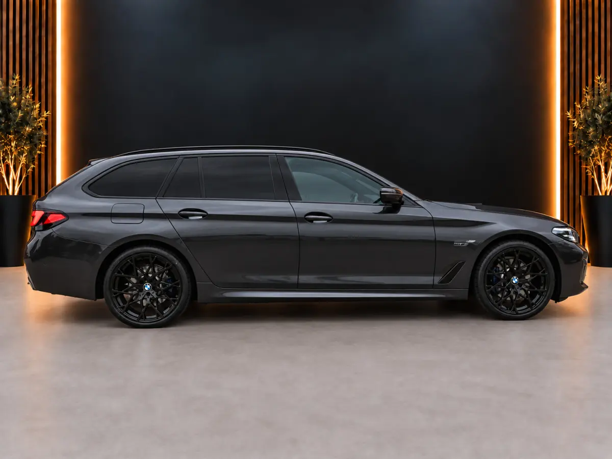 530e xDrive M-Sport | Pano | 20'' | LED | Leder | Memory | PDC | Cruise | Stoelverwarming | Carplay | Ambient | Trekhaak | Harmon Kardon | Android Auto | Keyless Start
