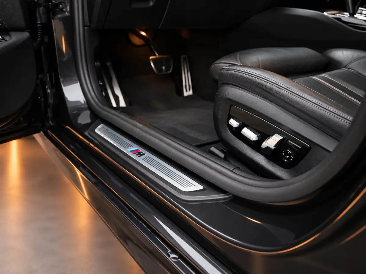 530e xDrive M-Sport | Pano | 20'' | LED | Leder | Memory | PDC | Cruise | Stoelverwarming | Carplay | Ambient | Trekhaak | Harmon Kardon | Android Auto | Keyless Start