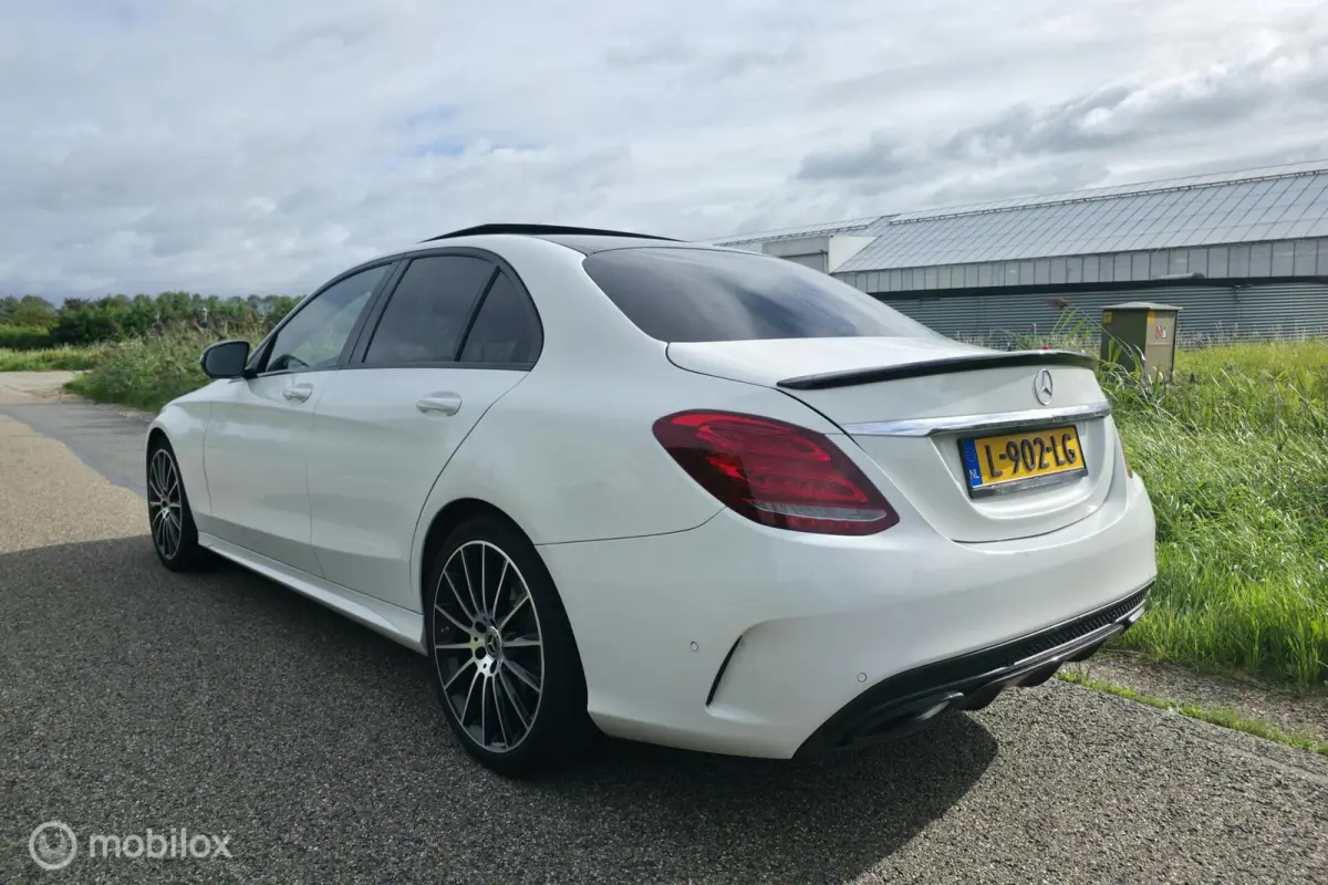 180 AMG / 19 inch / Pano / Leder / Camera