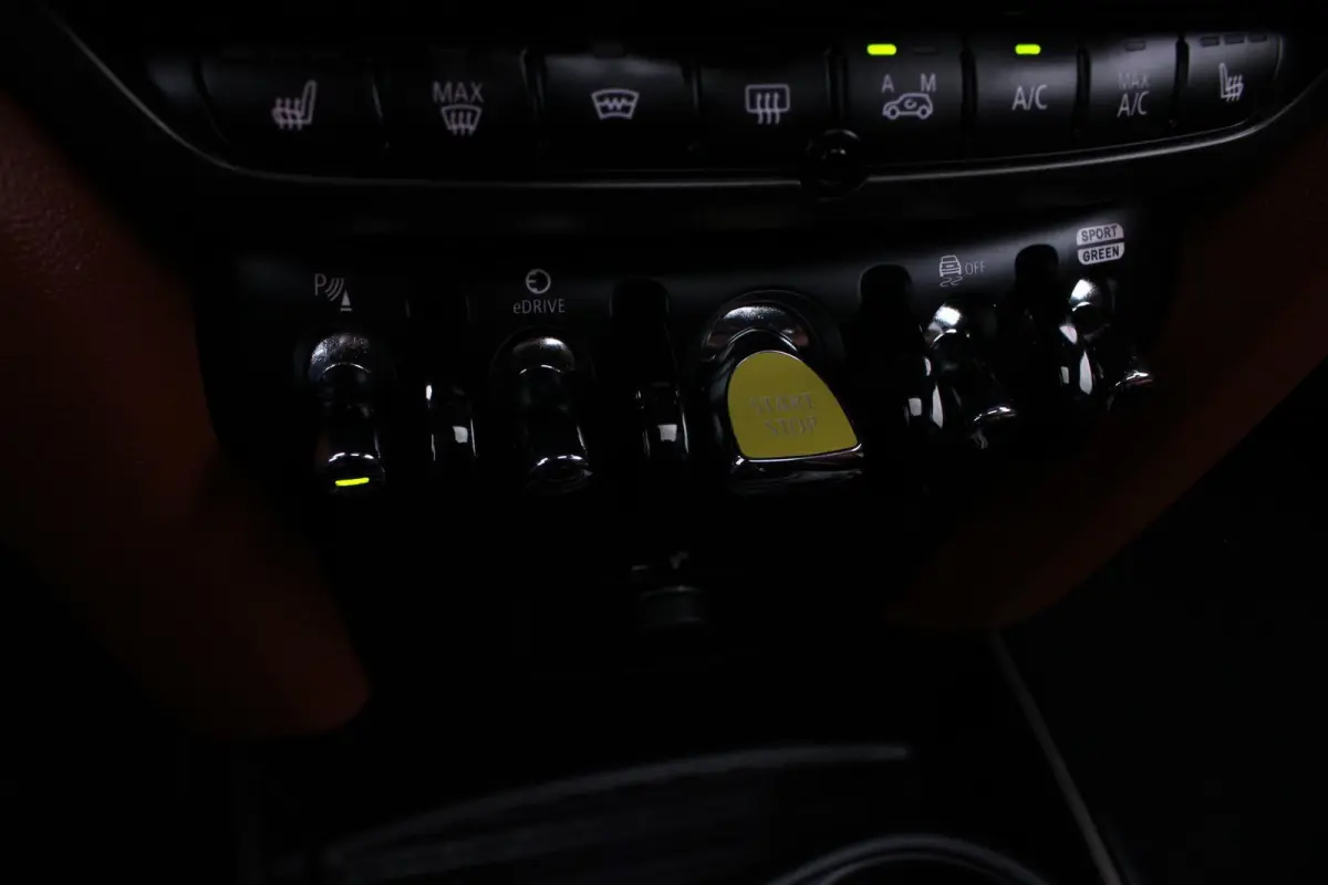 1.5 Cooper ALL4 MINI Yours PANO | LEDER
