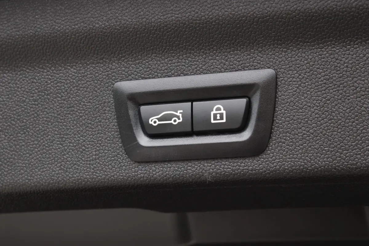 1.5 Cooper ALL4 MINI Yours PANO | LEDER