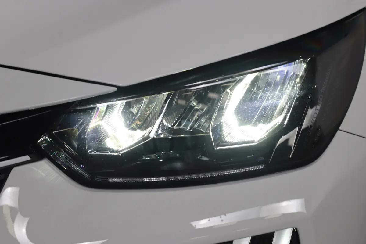 Hybrid 100 e-DCS6 Allure | 1e Eigenaar! | Automaat | LED | Clima | Navi By App | Cruise Control | Parkeersensoren V+A | Lichtmetalen Velgen | Half Leder | DAB