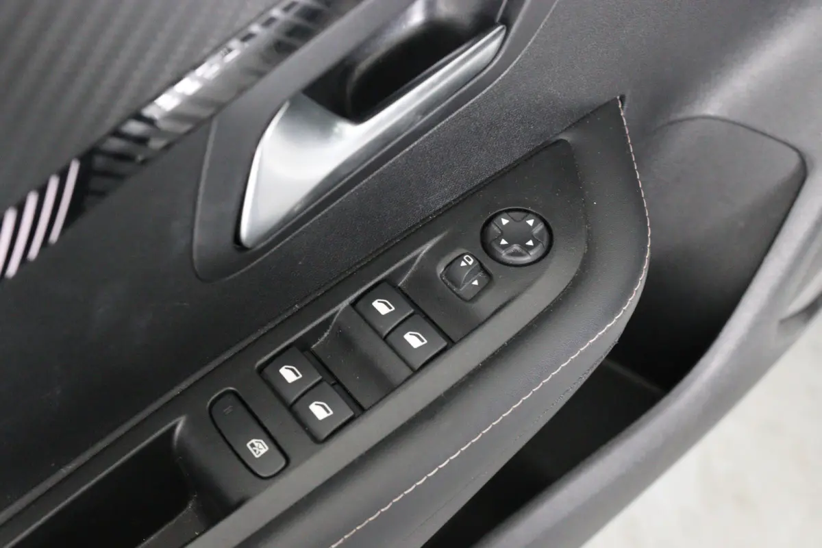 Hybrid 100 e-DCS6 Allure | 1e Eigenaar! | Automaat | LED | Clima | Navi By App | Cruise Control | Parkeersensoren V+A | Lichtmetalen Velgen | Half Leder | DAB