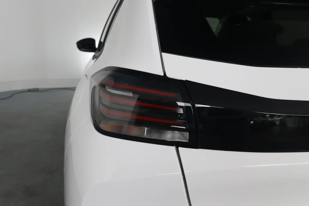 Hybrid 100 e-DCS6 Allure | 1e Eigenaar! | Automaat | LED | Clima | Navi By App | Cruise Control | Parkeersensoren V+A | Lichtmetalen Velgen | Half Leder | DAB