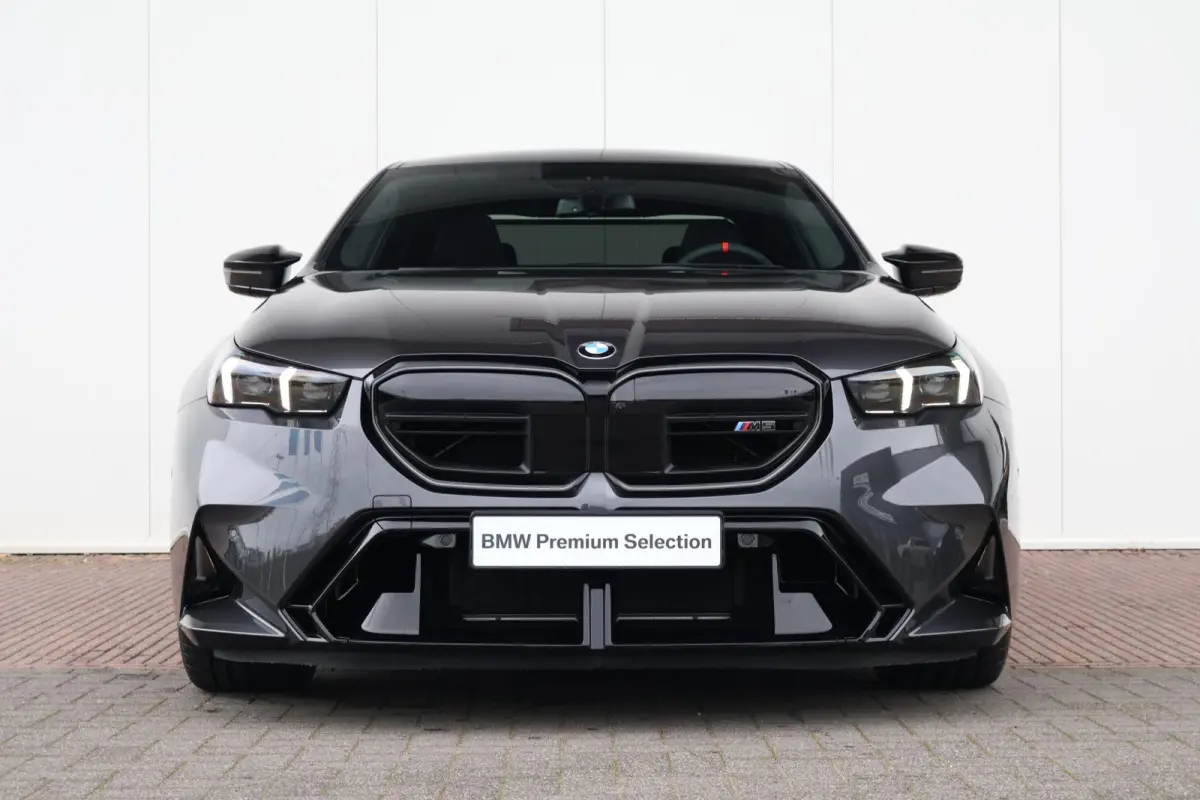 M5 M-Driverspack / Trekhaak / Panoramadak / Keramische remmen / Boewer & Wilkins / Driving assist prof. / Alu wielen 20/21 inch