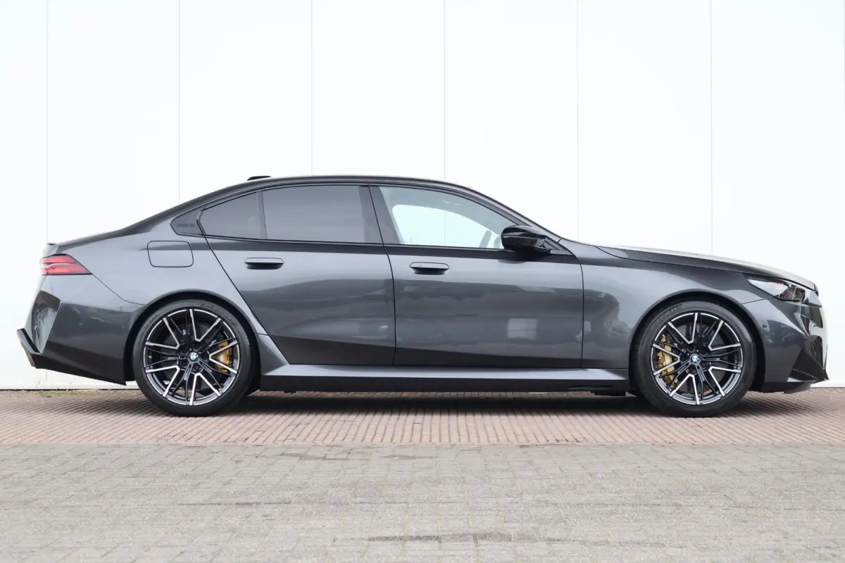 M5 M-Driverspack / Trekhaak / Panoramadak / Keramische remmen / Boewer & Wilkins / Driving assist prof. / Alu wielen 20/21 inch
