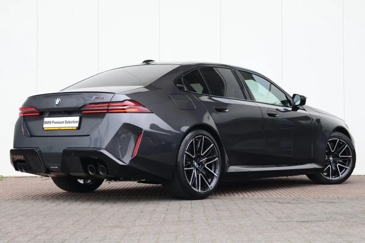 M5 M-Driverspack / Trekhaak / Panoramadak / Keramische remmen / Boewer & Wilkins / Driving assist prof. / Alu wielen 20/21 inch