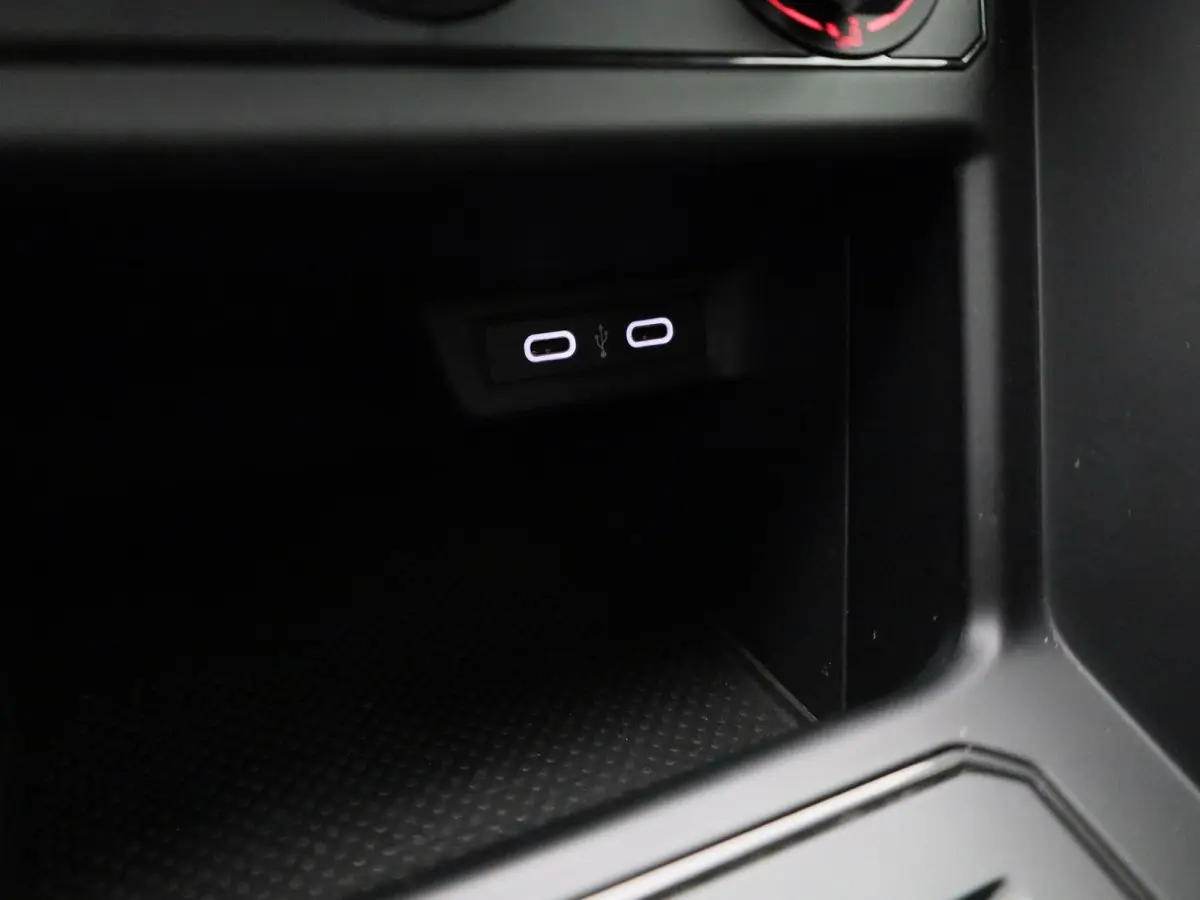 1.0 TSI R-Line Edition | AUTOMAAT | ACHTERUITRIJCAMERA | APPLE CARPLAY - ANDROID AUTO | AIRCO | ADAPTIVE CRUISE CONTROL |