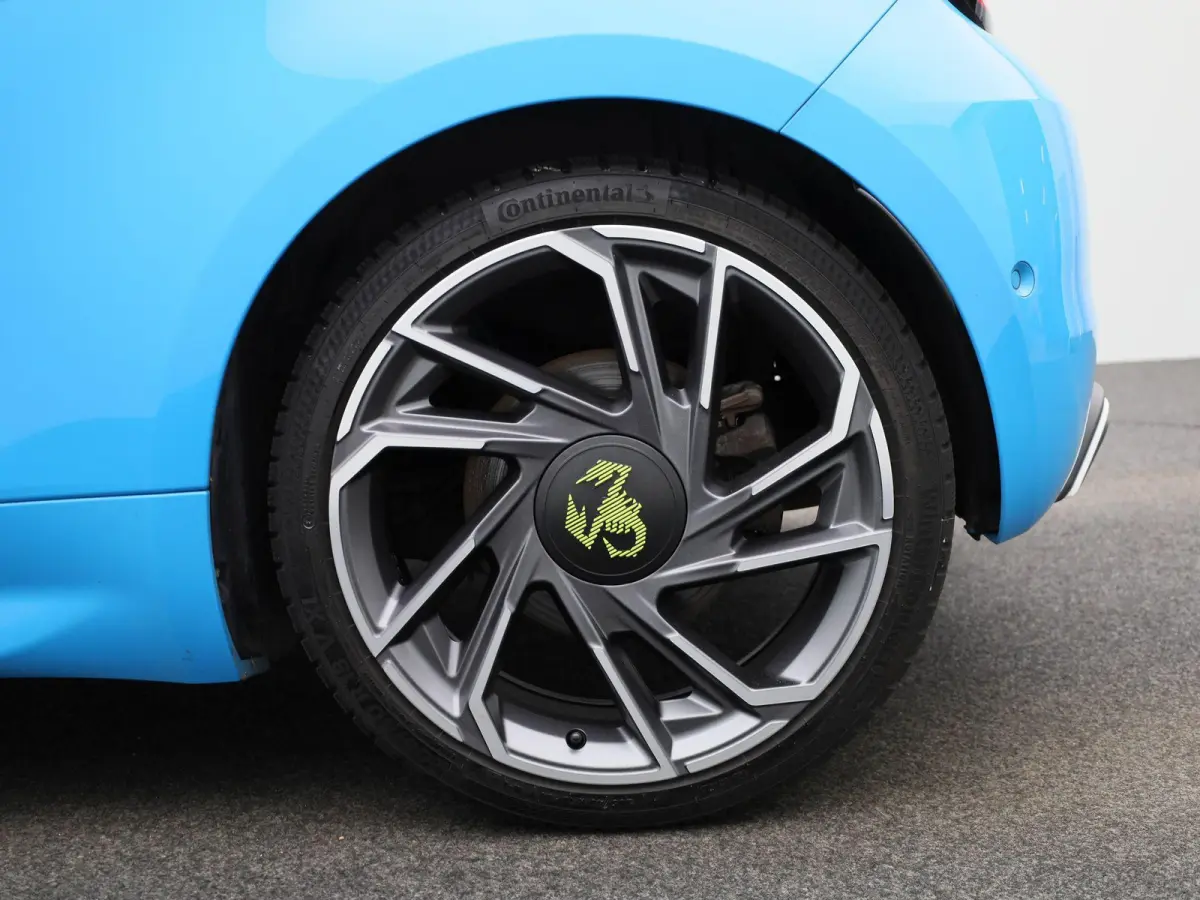 Fiat Abarth Scorpionissima 42 kWh | Navigatiesysteem | Parkeersensoren voor + achter | Camera | Stoelverwarming | Lichtmetalen velgen 18" |