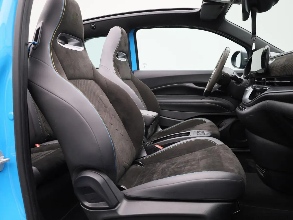 Fiat Abarth Scorpionissima 42 kWh | Navigatiesysteem | Parkeersensoren voor + achter | Camera | Stoelverwarming | Lichtmetalen velgen 18" |