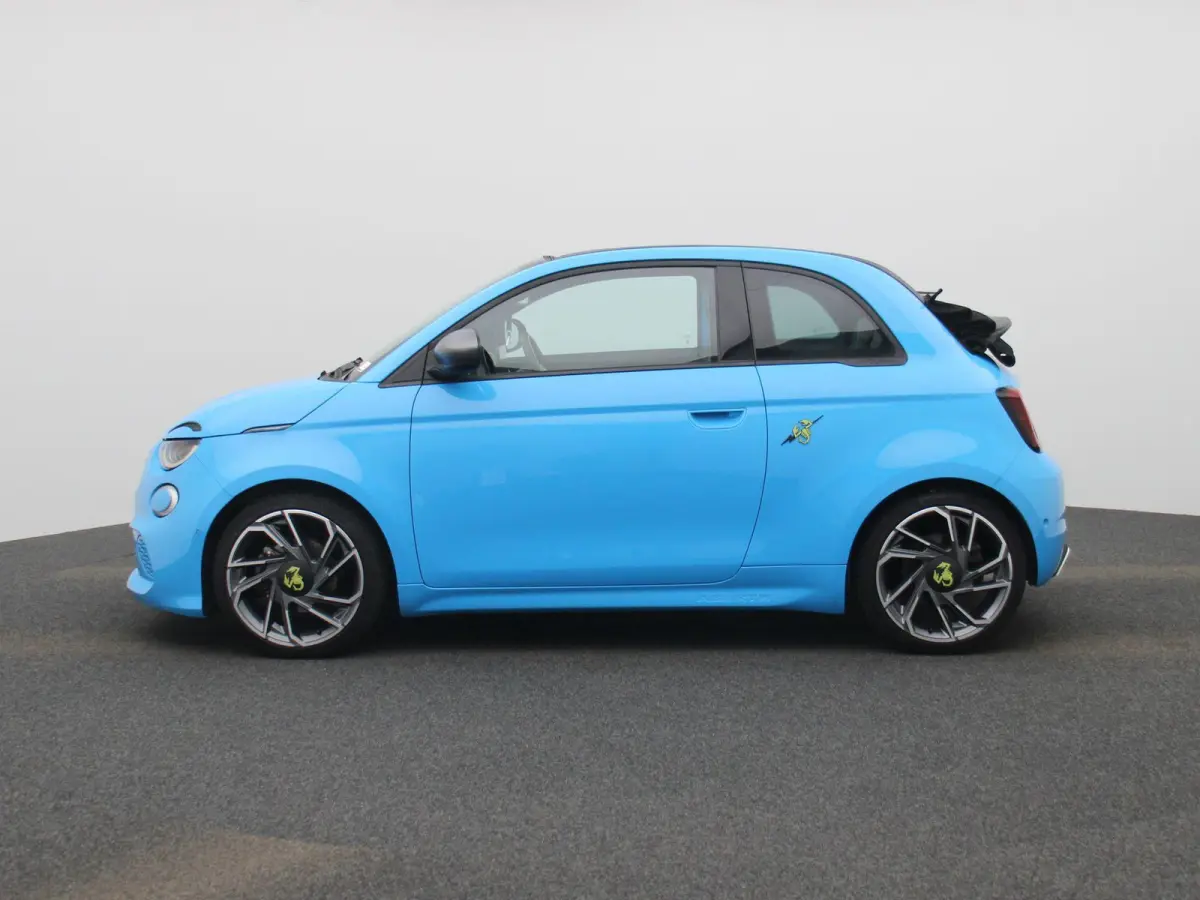 Fiat Abarth Scorpionissima 42 kWh | Navigatiesysteem | Parkeersensoren voor + achter | Camera | Stoelverwarming | Lichtmetalen velgen 18" |