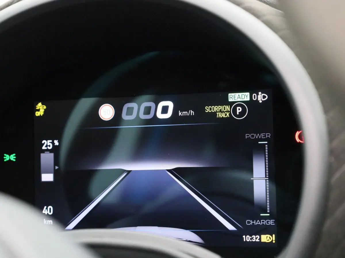 Fiat Abarth Scorpionissima 42 kWh | Navigatiesysteem | Parkeersensoren voor + achter | Camera | Stoelverwarming | Lichtmetalen velgen 18" |