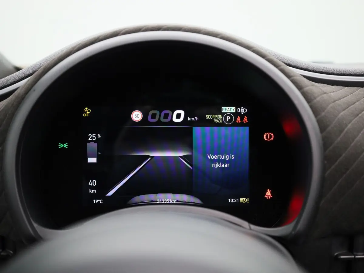 Fiat Abarth Scorpionissima 42 kWh | Navigatiesysteem | Parkeersensoren voor + achter | Camera | Stoelverwarming | Lichtmetalen velgen 18" |