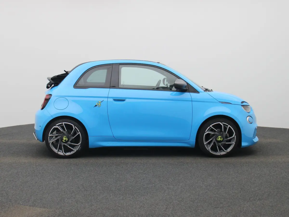 Fiat Abarth Scorpionissima 42 kWh | Navigatiesysteem | Parkeersensoren voor + achter | Camera | Stoelverwarming | Lichtmetalen velgen 18" |