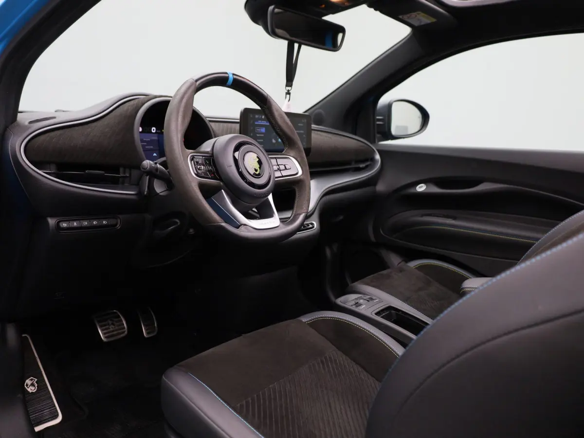 Fiat Abarth Scorpionissima 42 kWh | Navigatiesysteem | Parkeersensoren voor + achter | Camera | Stoelverwarming | Lichtmetalen velgen 18" |