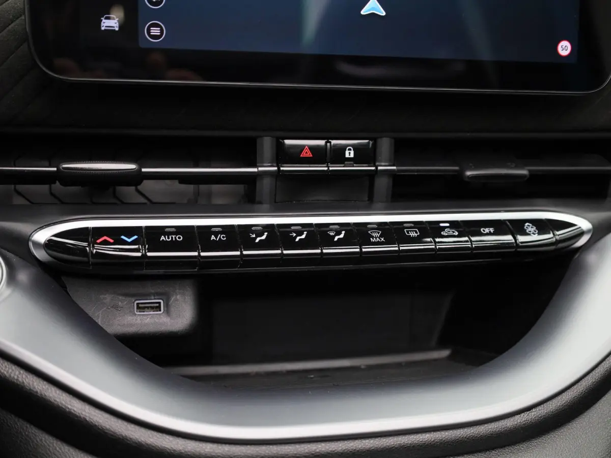 Fiat Abarth Scorpionissima 42 kWh | Navigatiesysteem | Parkeersensoren voor + achter | Camera | Stoelverwarming | Lichtmetalen velgen 18" |