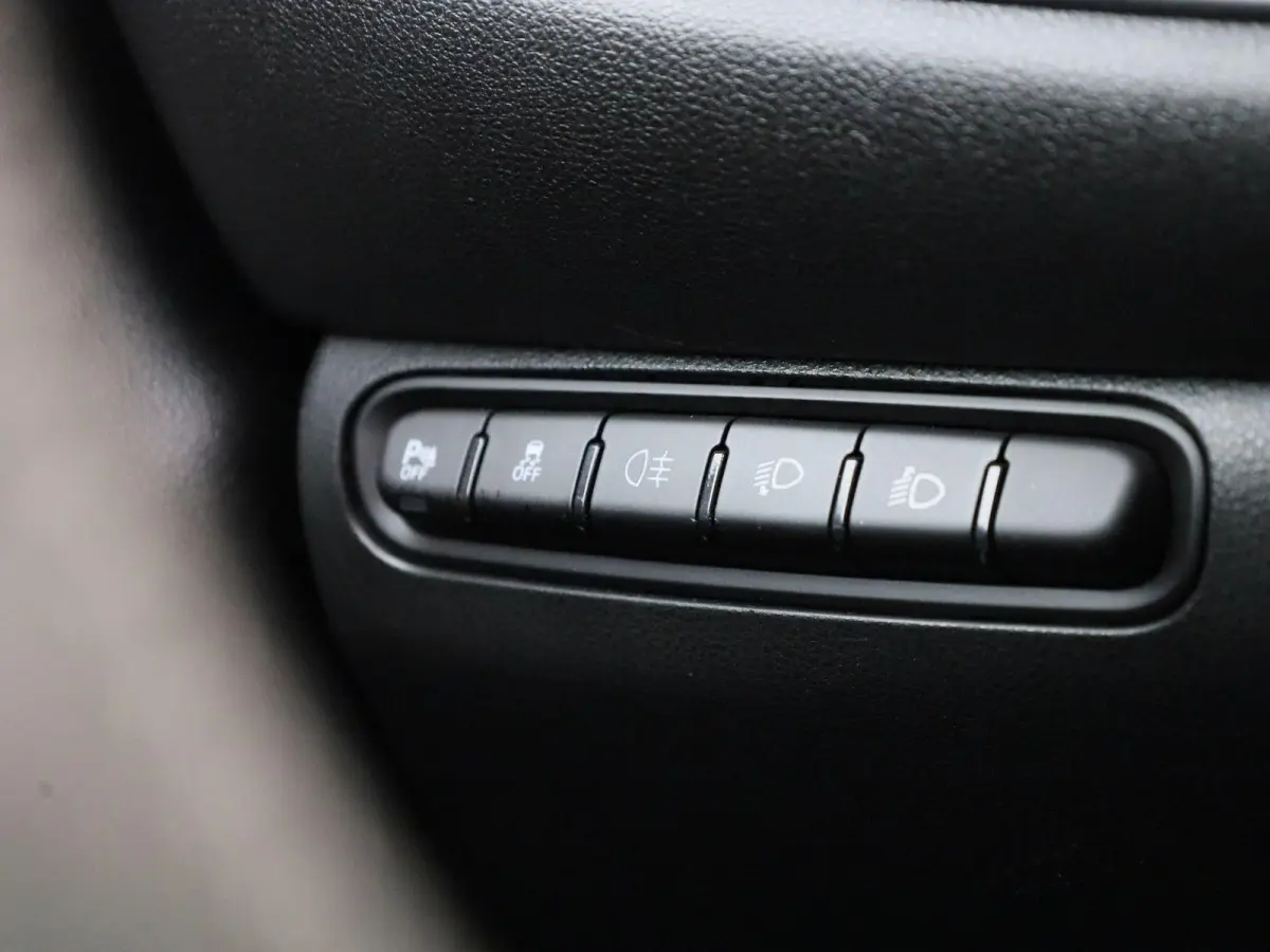Fiat Abarth Scorpionissima 42 kWh | Navigatiesysteem | Parkeersensoren voor + achter | Camera | Stoelverwarming | Lichtmetalen velgen 18" |
