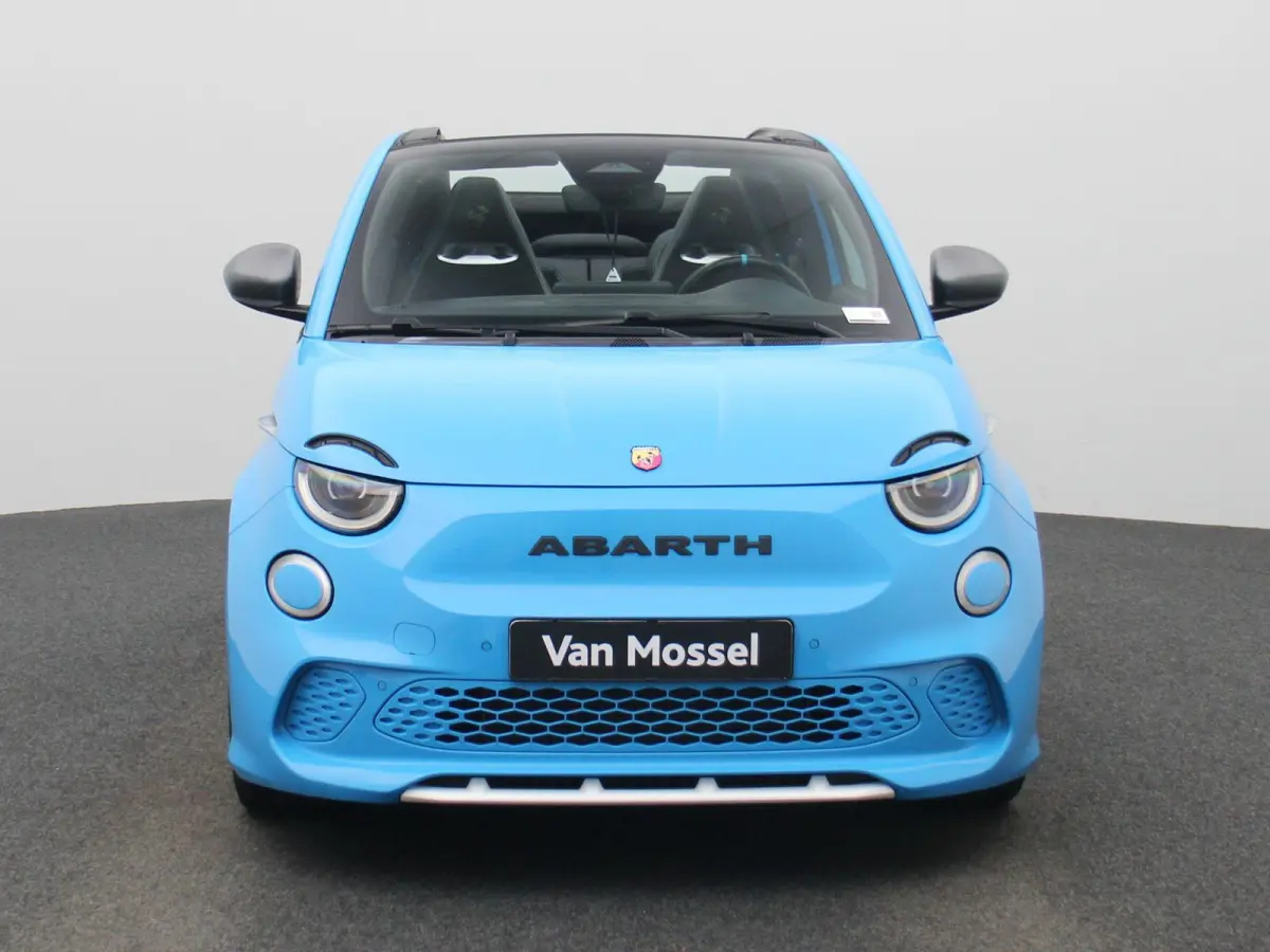 Fiat Abarth Scorpionissima 42 kWh | Navigatiesysteem | Parkeersensoren voor + achter | Camera | Stoelverwarming | Lichtmetalen velgen 18" |