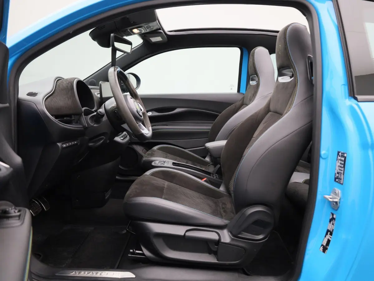 Fiat Abarth Scorpionissima 42 kWh | Navigatiesysteem | Parkeersensoren voor + achter | Camera | Stoelverwarming | Lichtmetalen velgen 18" |