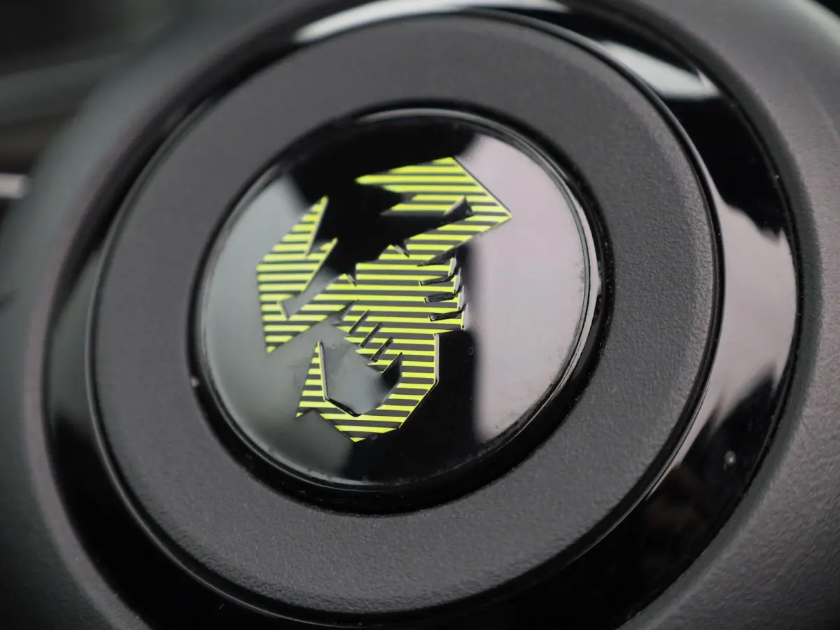 Fiat Abarth Scorpionissima 42 kWh | Navigatiesysteem | Parkeersensoren voor + achter | Camera | Stoelverwarming | Lichtmetalen velgen 18" |