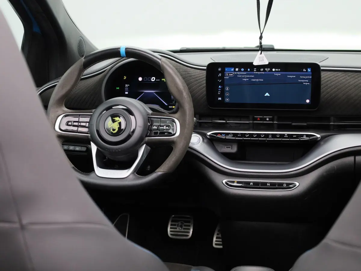 Fiat Abarth Scorpionissima 42 kWh | Navigatiesysteem | Parkeersensoren voor + achter | Camera | Stoelverwarming | Lichtmetalen velgen 18" |