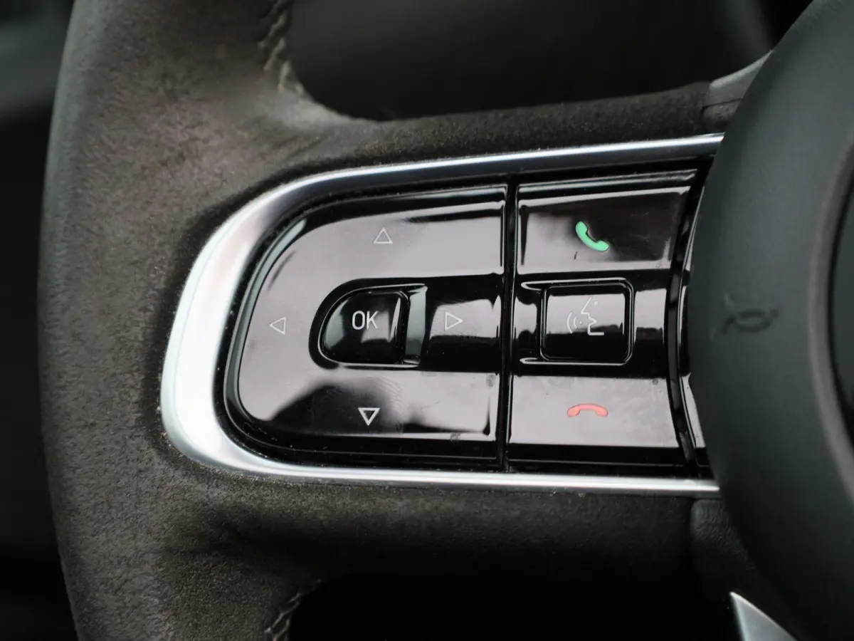Fiat Abarth Scorpionissima 42 kWh | Navigatiesysteem | Parkeersensoren voor + achter | Camera | Stoelverwarming | Lichtmetalen velgen 18" |