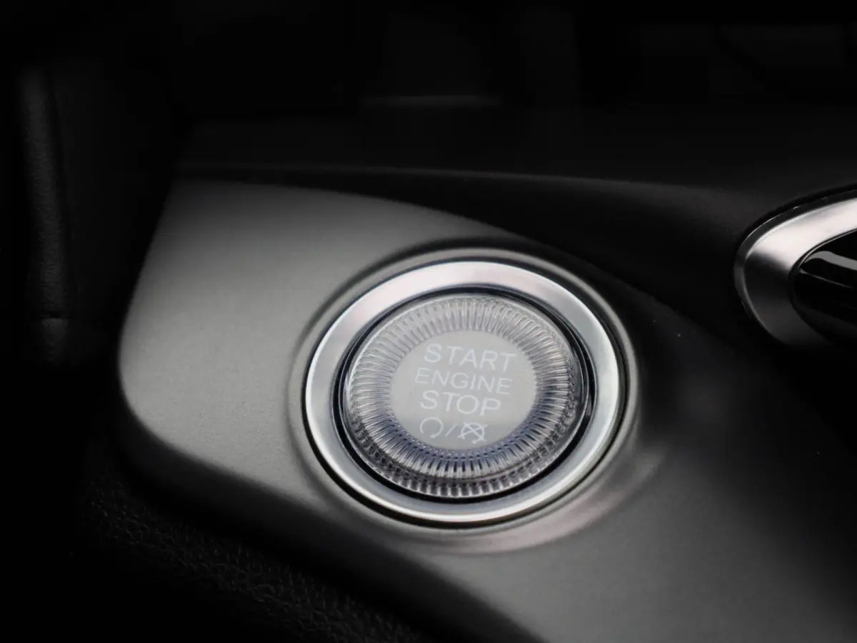 Fiat Abarth Scorpionissima 42 kWh | Navigatiesysteem | Parkeersensoren voor + achter | Camera | Stoelverwarming | Lichtmetalen velgen 18" |