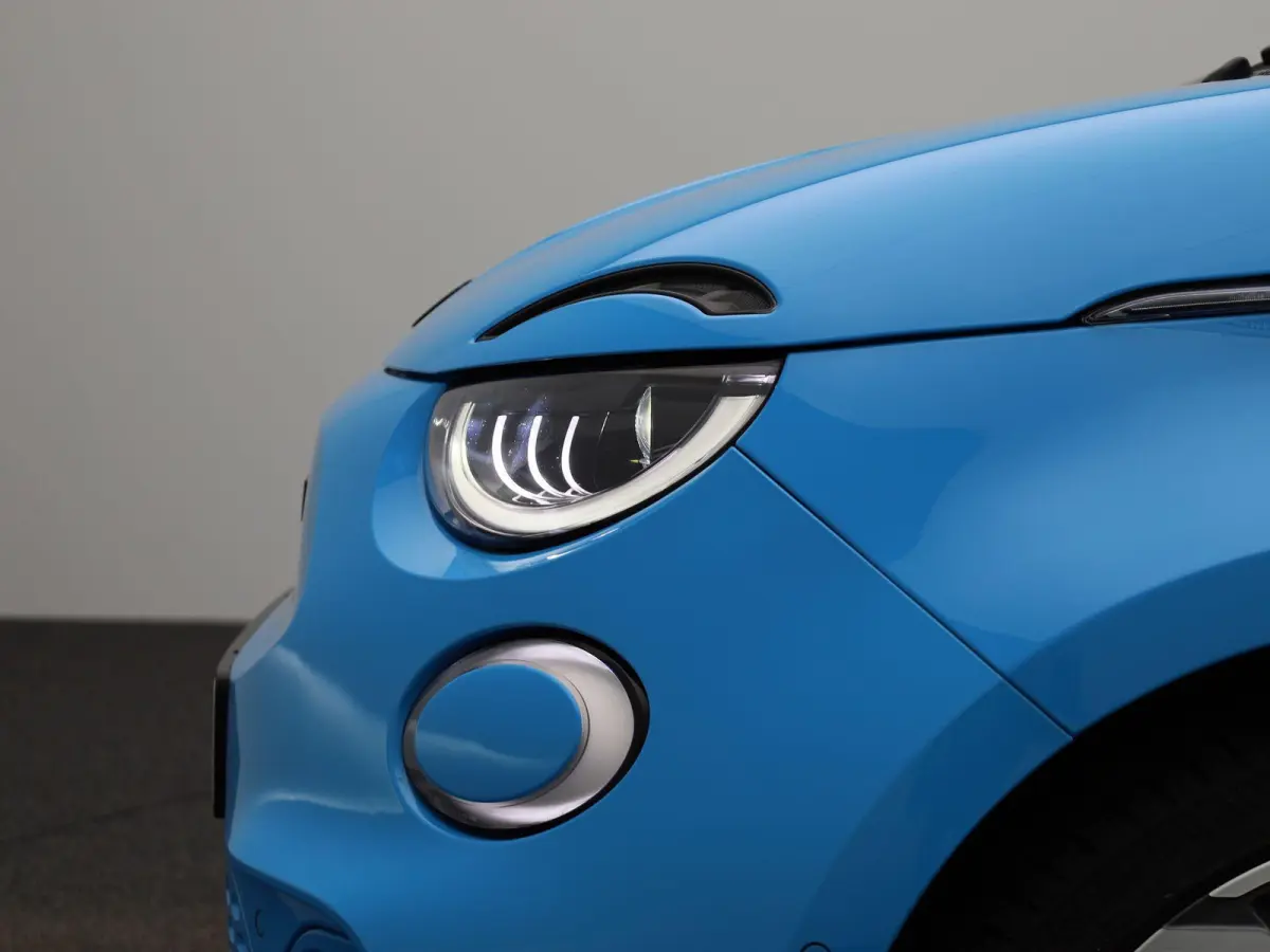 Fiat Abarth Scorpionissima 42 kWh | Navigatiesysteem | Parkeersensoren voor + achter | Camera | Stoelverwarming | Lichtmetalen velgen 18" |
