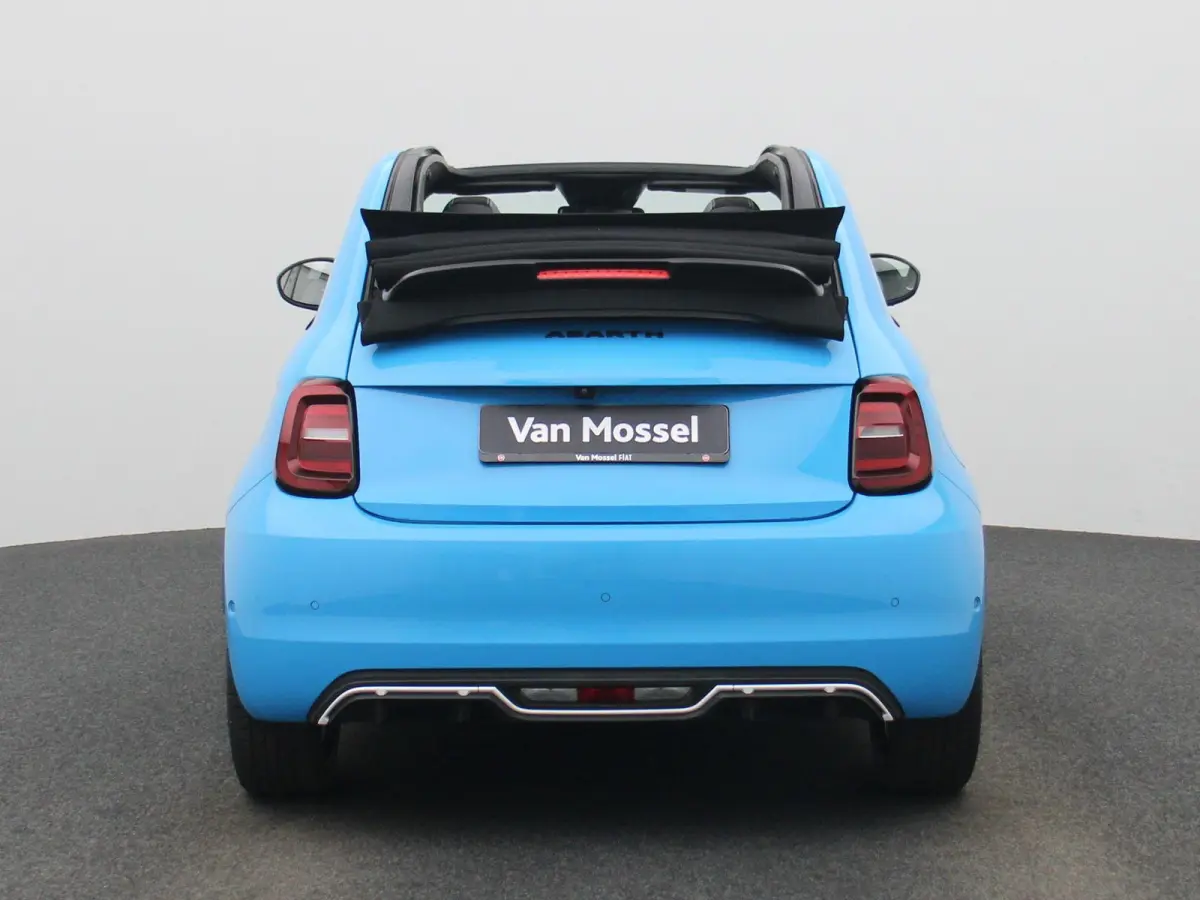 Fiat Abarth Scorpionissima 42 kWh | Navigatiesysteem | Parkeersensoren voor + achter | Camera | Stoelverwarming | Lichtmetalen velgen 18" |