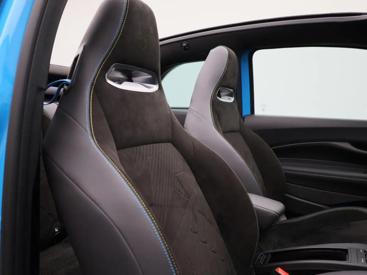 Fiat Abarth Scorpionissima 42 kWh | Navigatiesysteem | Parkeersensoren voor + achter | Camera | Stoelverwarming | Lichtmetalen velgen 18" |