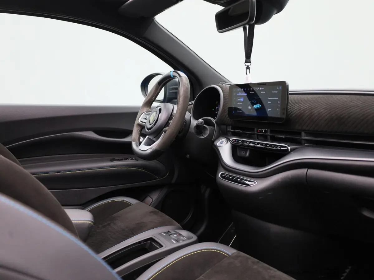 Fiat Abarth Scorpionissima 42 kWh | Navigatiesysteem | Parkeersensoren voor + achter | Camera | Stoelverwarming | Lichtmetalen velgen 18" |
