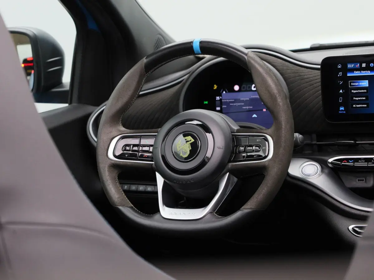 Fiat Abarth Scorpionissima 42 kWh | Navigatiesysteem | Parkeersensoren voor + achter | Camera | Stoelverwarming | Lichtmetalen velgen 18" |