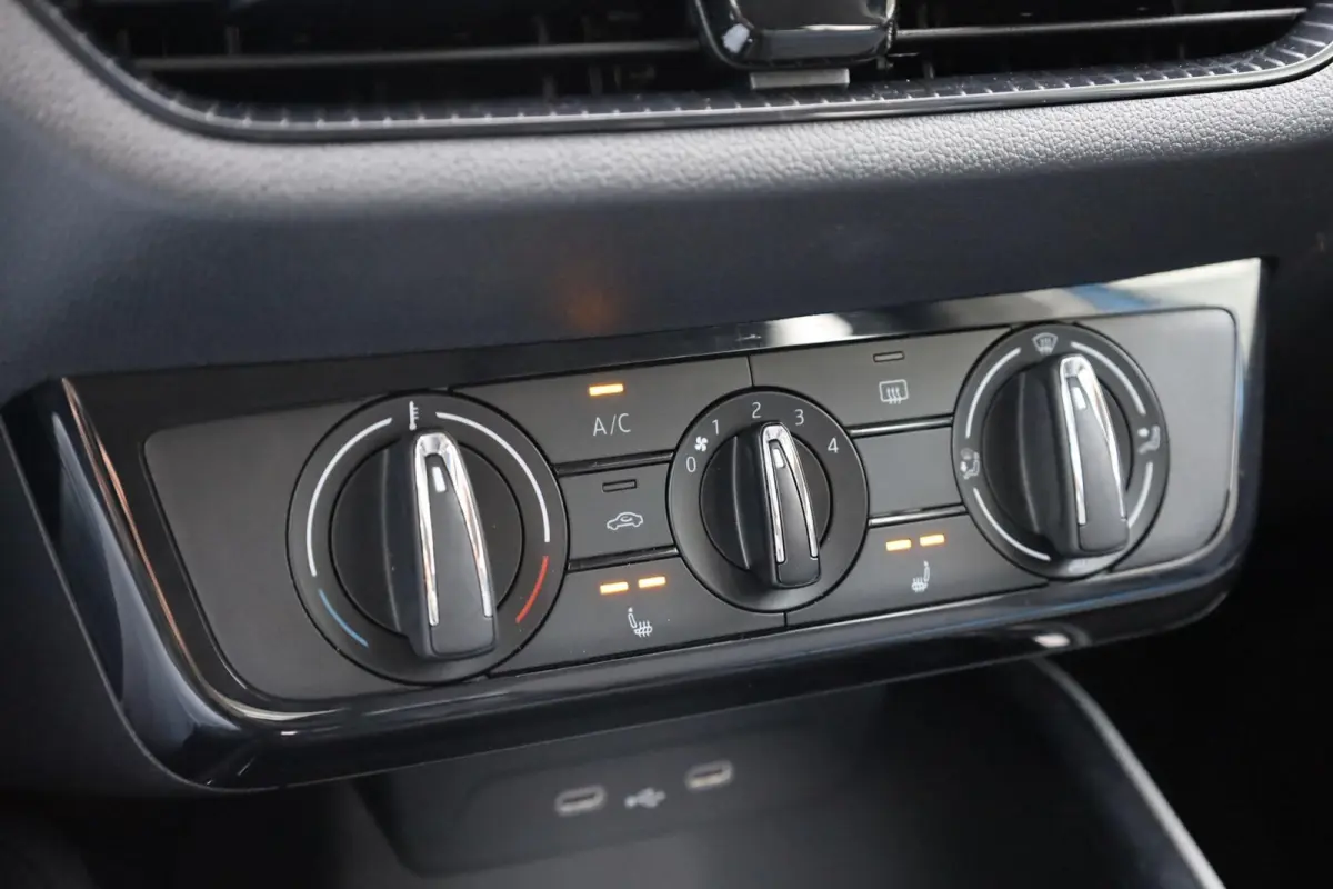 1.0 TSI 95pk Business Edition | Achteruitrijcamera | Cruise Control | Stoelverwarming