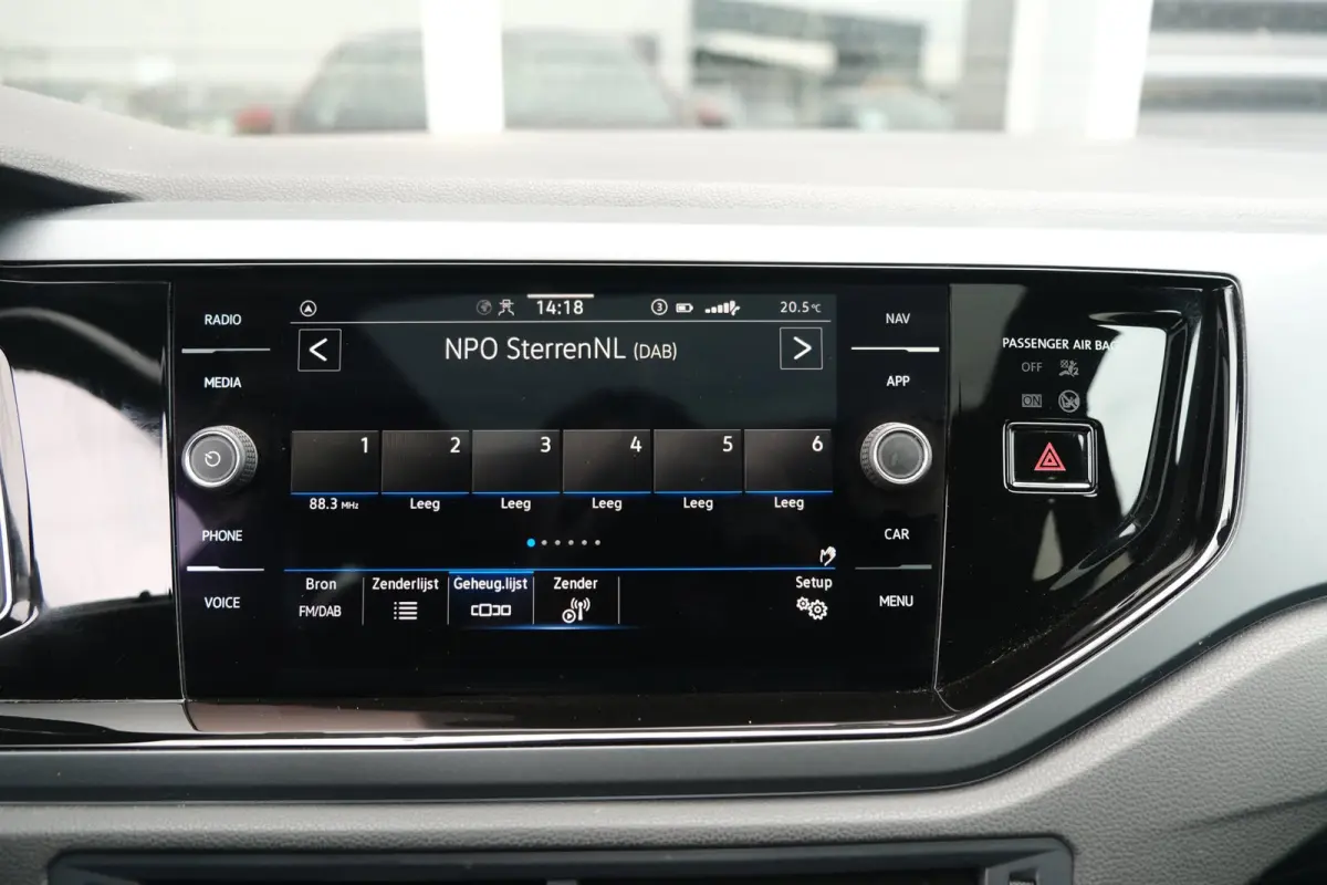 1.0 TSI 2x R-Line 95PK DSG Facelift Panorama IQ Matrix Led Virtual Beats