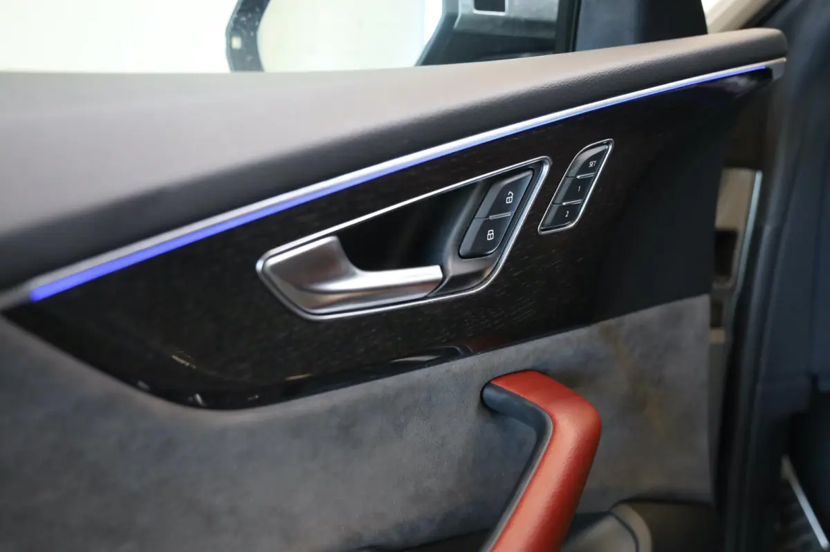 4.0 TFSI SQ8 QUATTRO MATRIX LED RED LEDER INTERIOR CAMERA 23" VELGEN B&O LEASE / INRUIL MOGELIJK