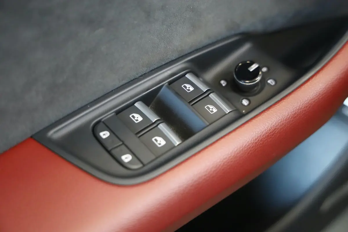 4.0 TFSI SQ8 QUATTRO MATRIX LED RED LEDER INTERIOR CAMERA 23" VELGEN B&O LEASE / INRUIL MOGELIJK