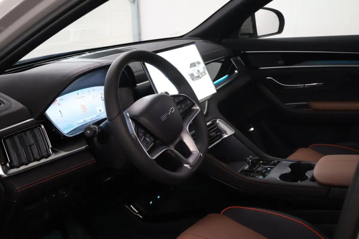 1.5 DM-i FWD Boost | Black & Brown interieur