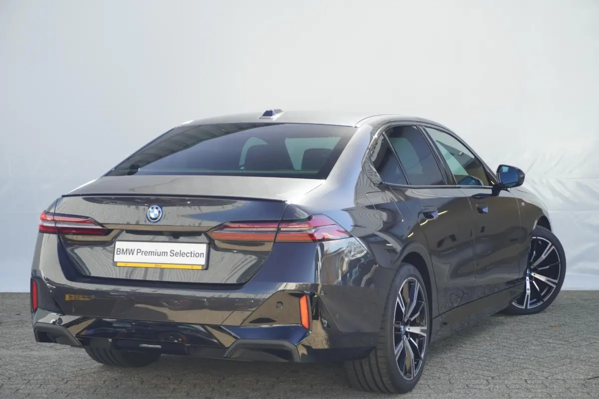 530e | M Sportpakket Pro | Harman Kardon | Driving Assistant Plus | Stuurwielrand verwarmd | Trekhaak