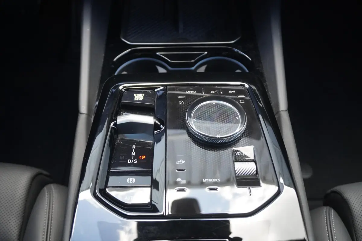 530e | M Sportpakket Pro | Harman Kardon | Driving Assistant Plus | Stuurwielrand verwarmd | Trekhaak